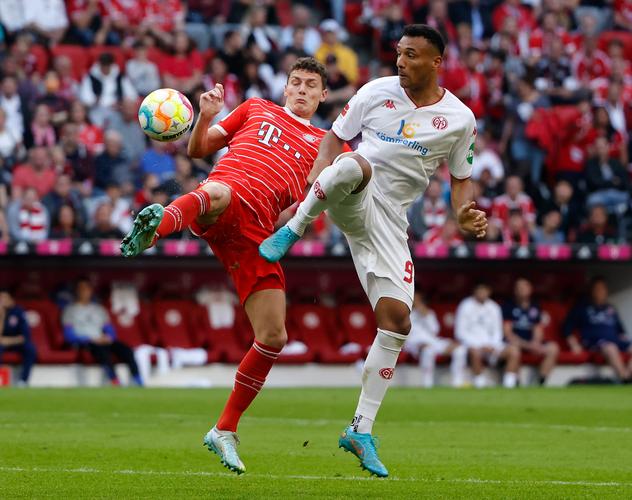 给东契奇都气笑了！阿尔达马将球砸在东契奇头上出界获得球权