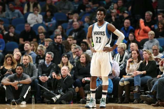 指针划过周六早晨10点，车链转动的声响撞碎薄雾。＂